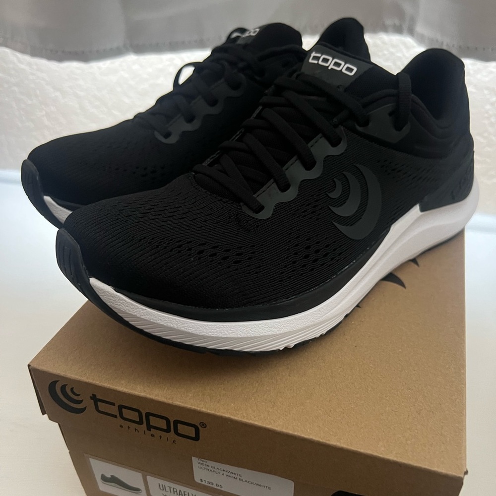 Women’ Topo Ultafly sz 8 black/white NIB